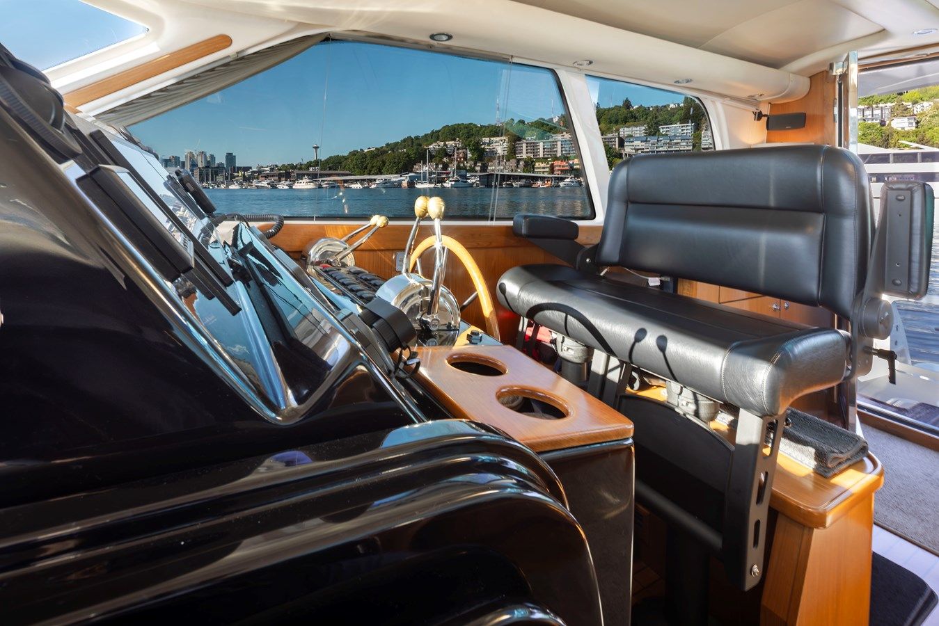 La Dulce Vida 5200 Tiara Sovran Salon yacht sale