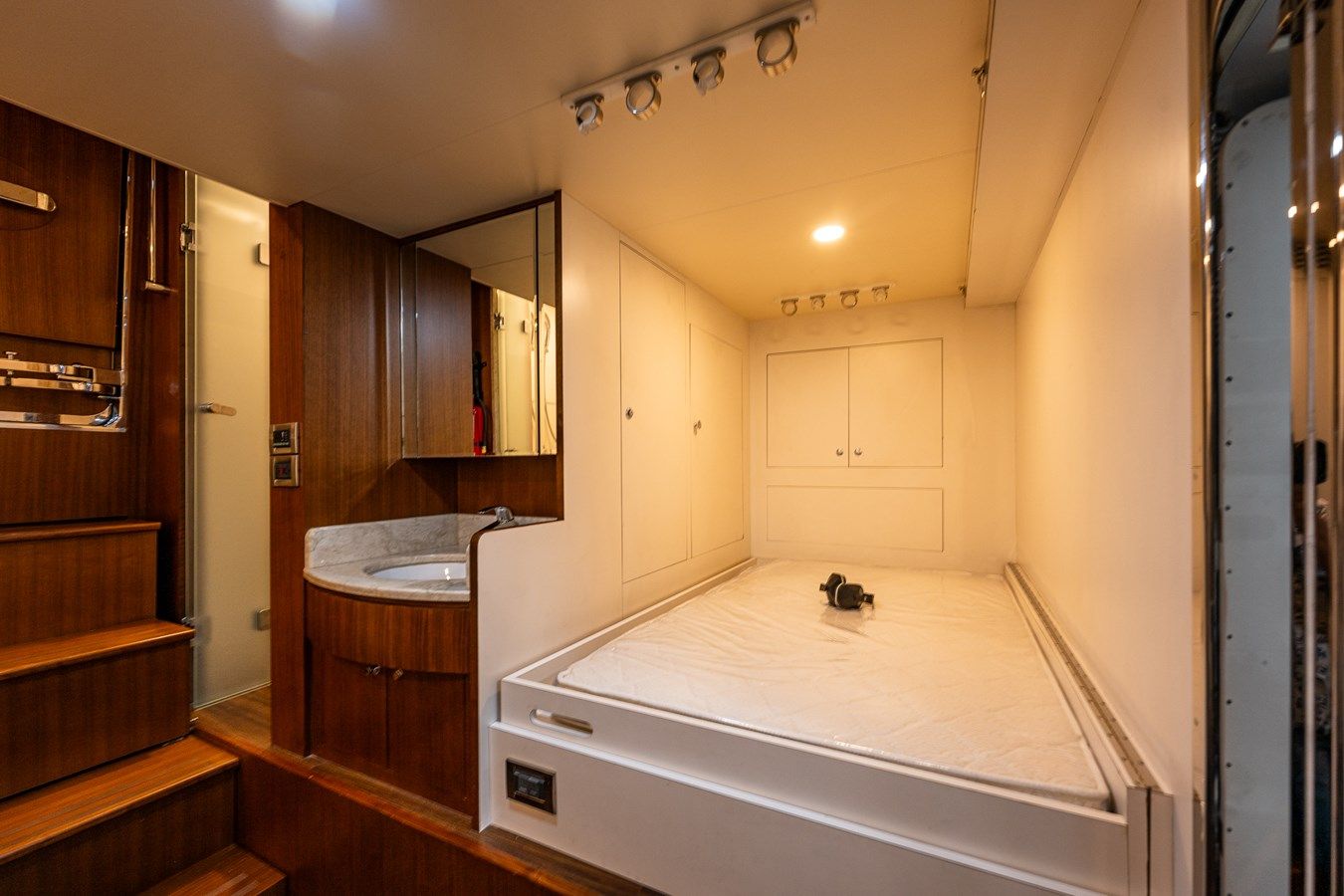 Buy a yacht Island Breeze 72 Pilothouse