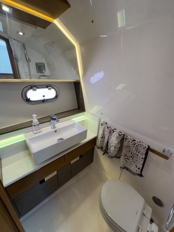 Buy a yacht Flueid Drive - Tiara