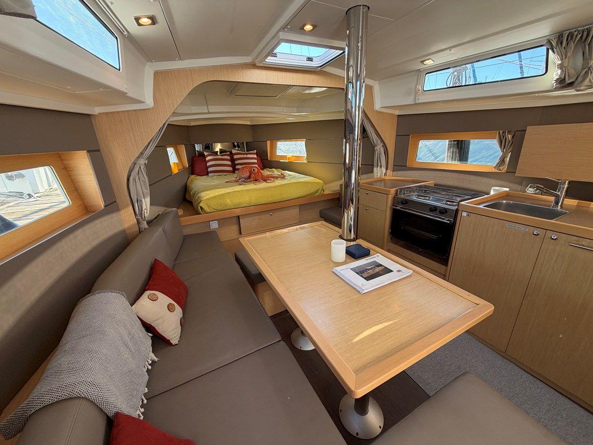 NEW LATITUDE - Beneteau yacht sale