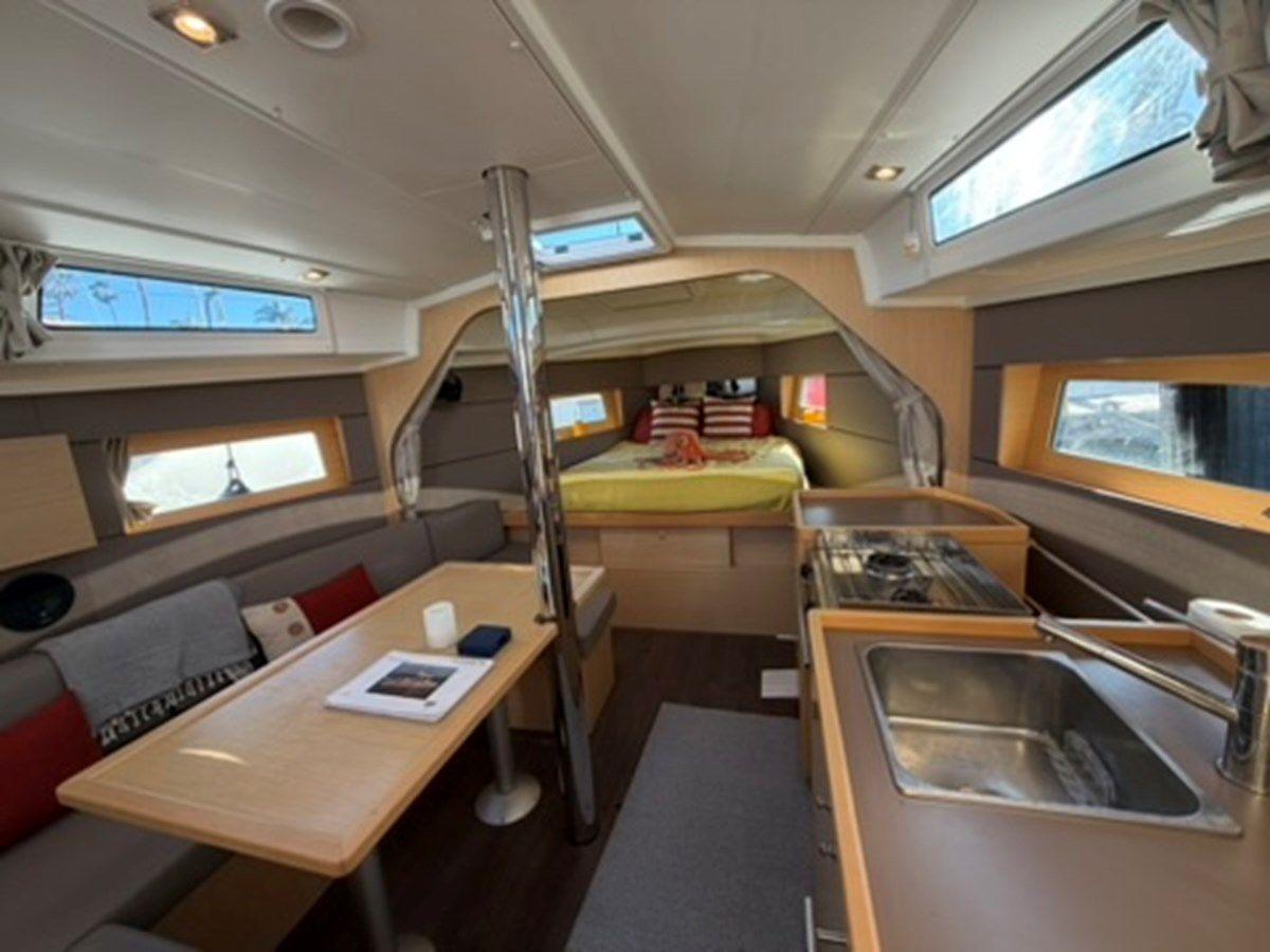 Buy a yacht NEW LATITUDE - Beneteau