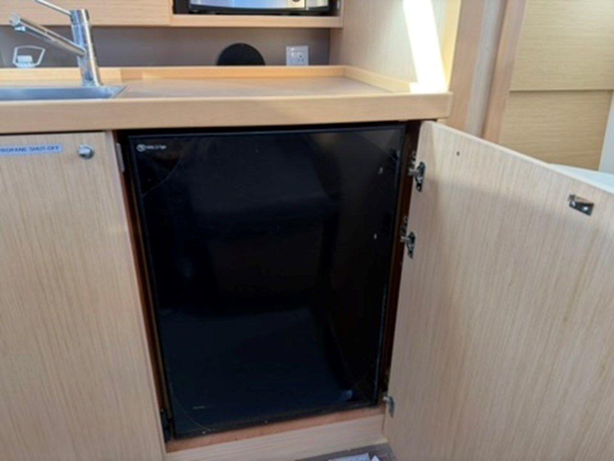 best yacht sales deals NEW LATITUDE Oceanis