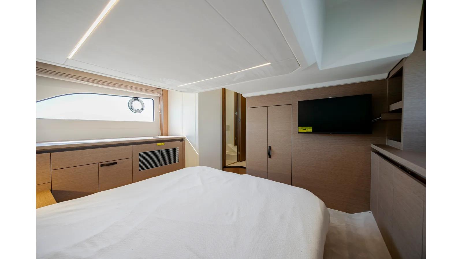 420 - PRESTIGE yacht sale