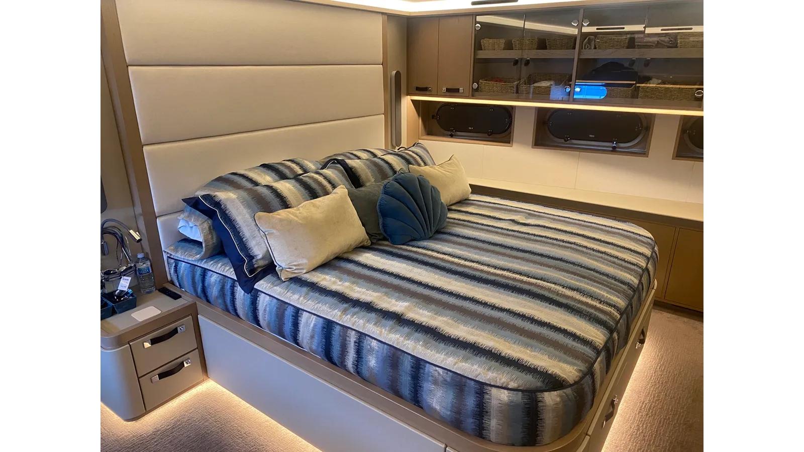 Buy a yacht NO DESTINATION Fast Crew Supplier 3307