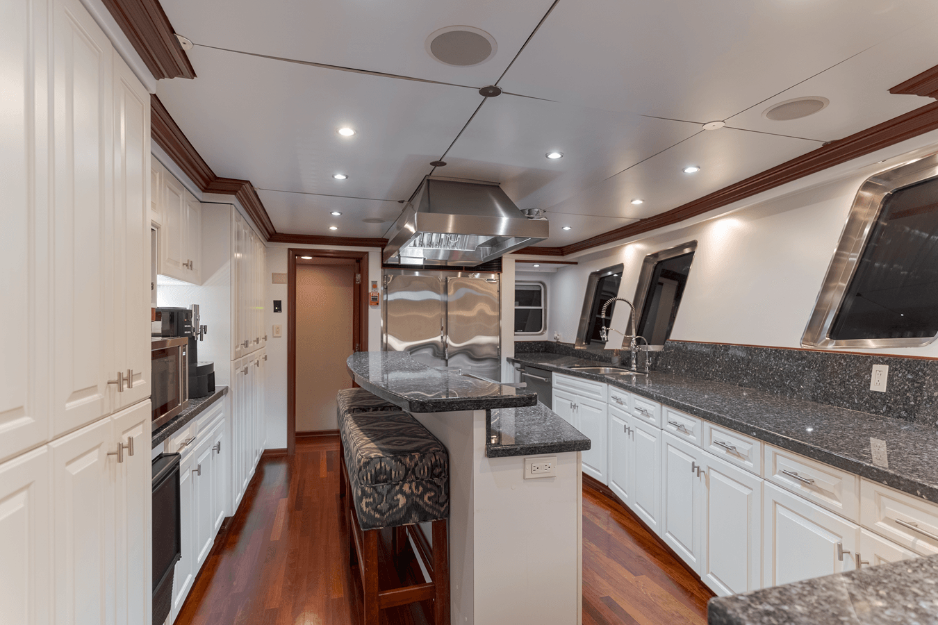 Купить яхту Huracan Expedition в Shestakov Yacht Sales