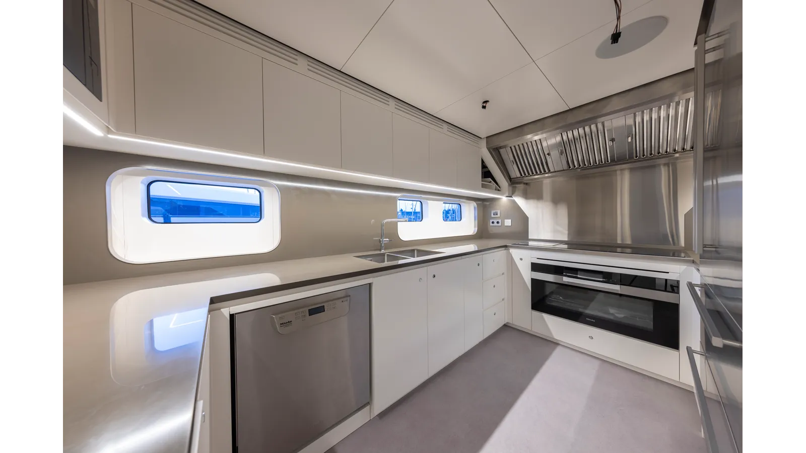 Лучшая цена на BEE EXPLORER - CUSTOM