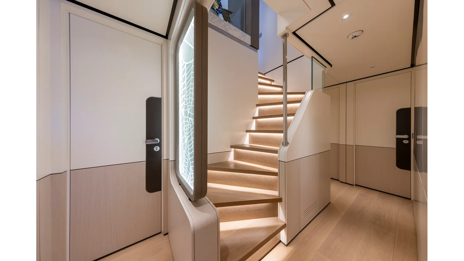 Лучшая цена на BEE EXPLORER - CUSTOM