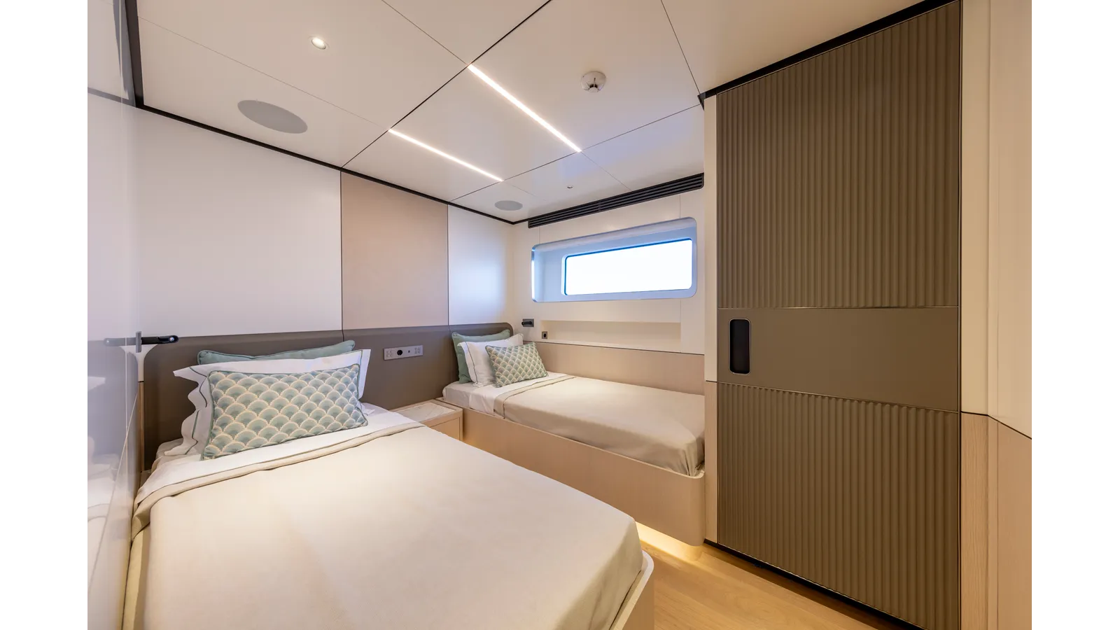 Стоимость яхты BEE EXPLORER - CUSTOM