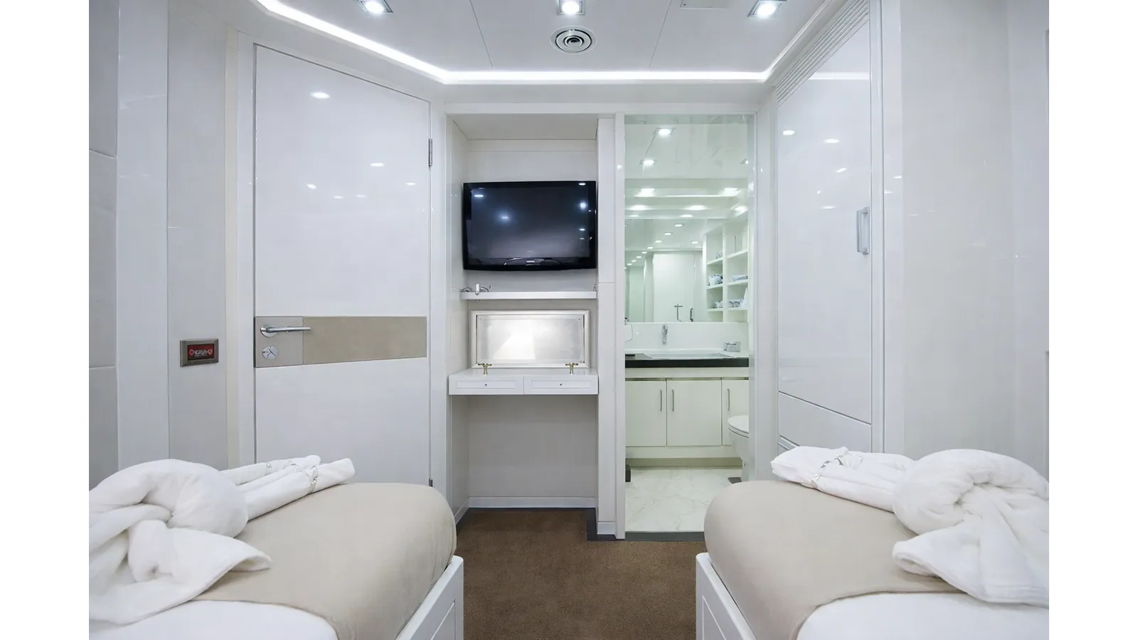 Купить яхту Y Raised Pilothouse в Shestakov Yacht Sales