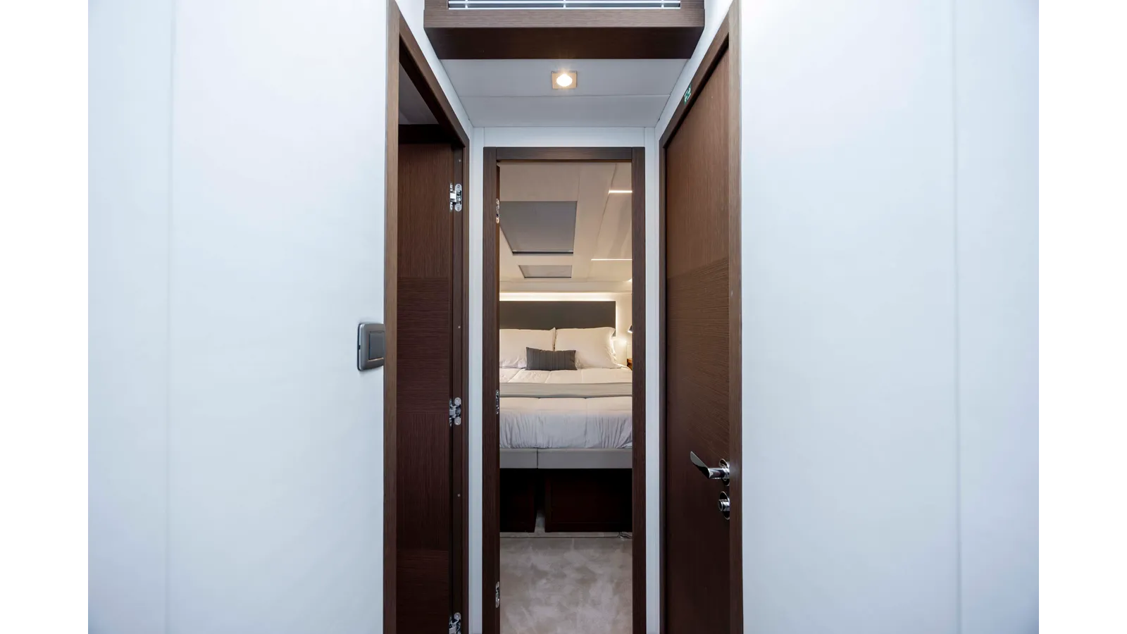 Лучшая цена на NEVER LOST - PRESTIGE