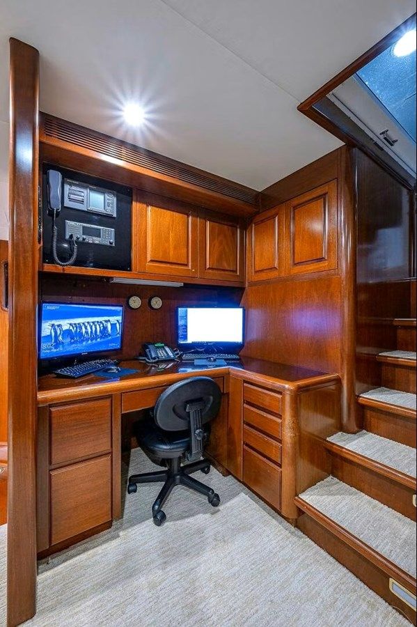 Стоимость яхты LA SIRENA Raised Pilothouse
