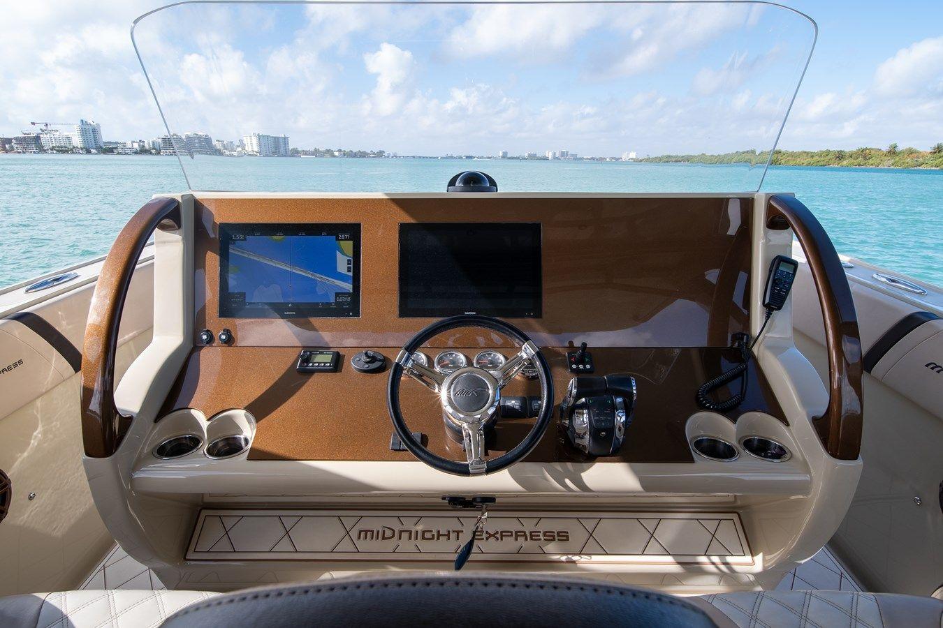 Купить яхту NA - Midnight Express Powerboats в Shestakov Yacht Sales