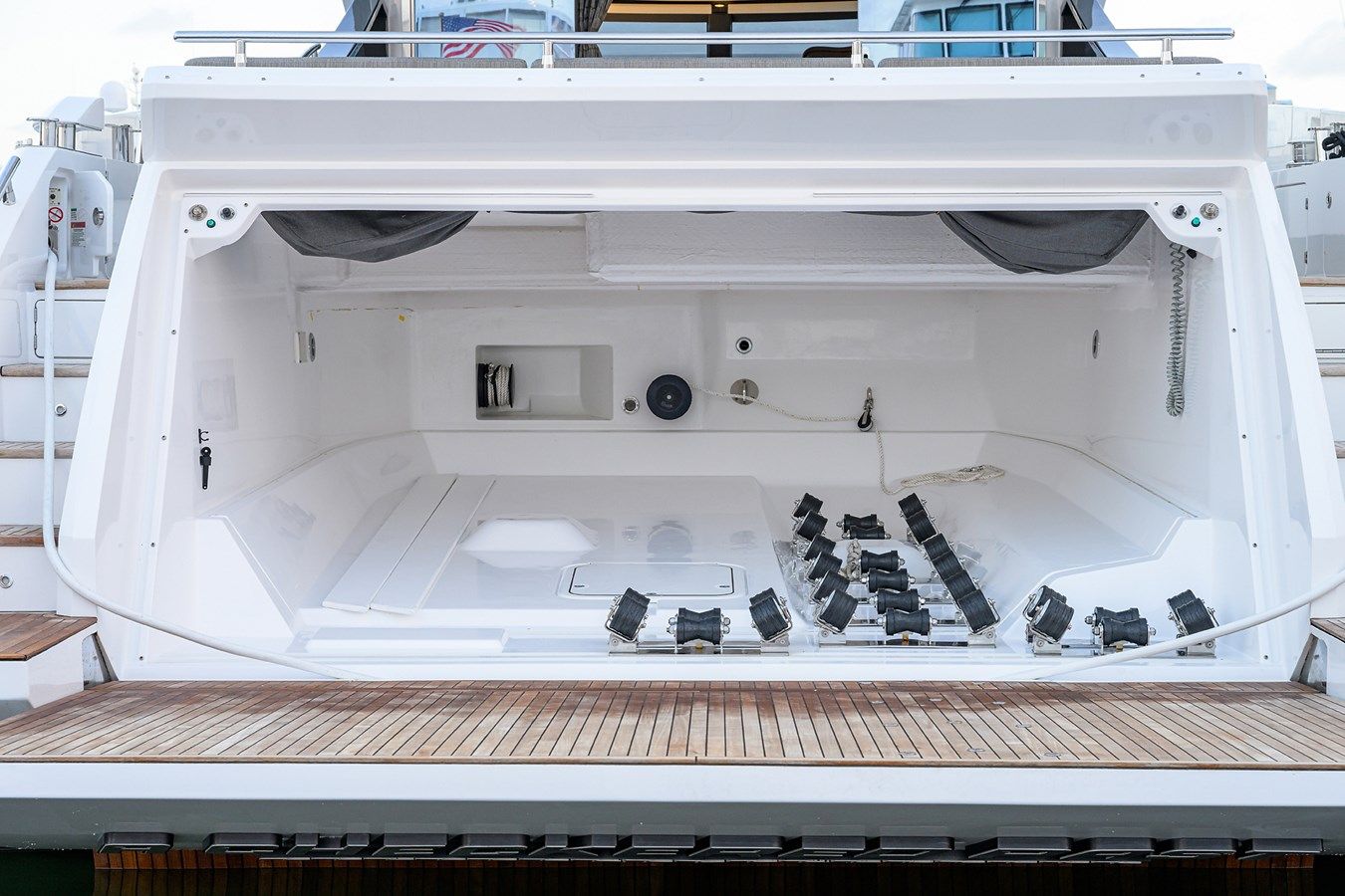 Buy a yacht A CHECKERED PAST - Azimut Yachts