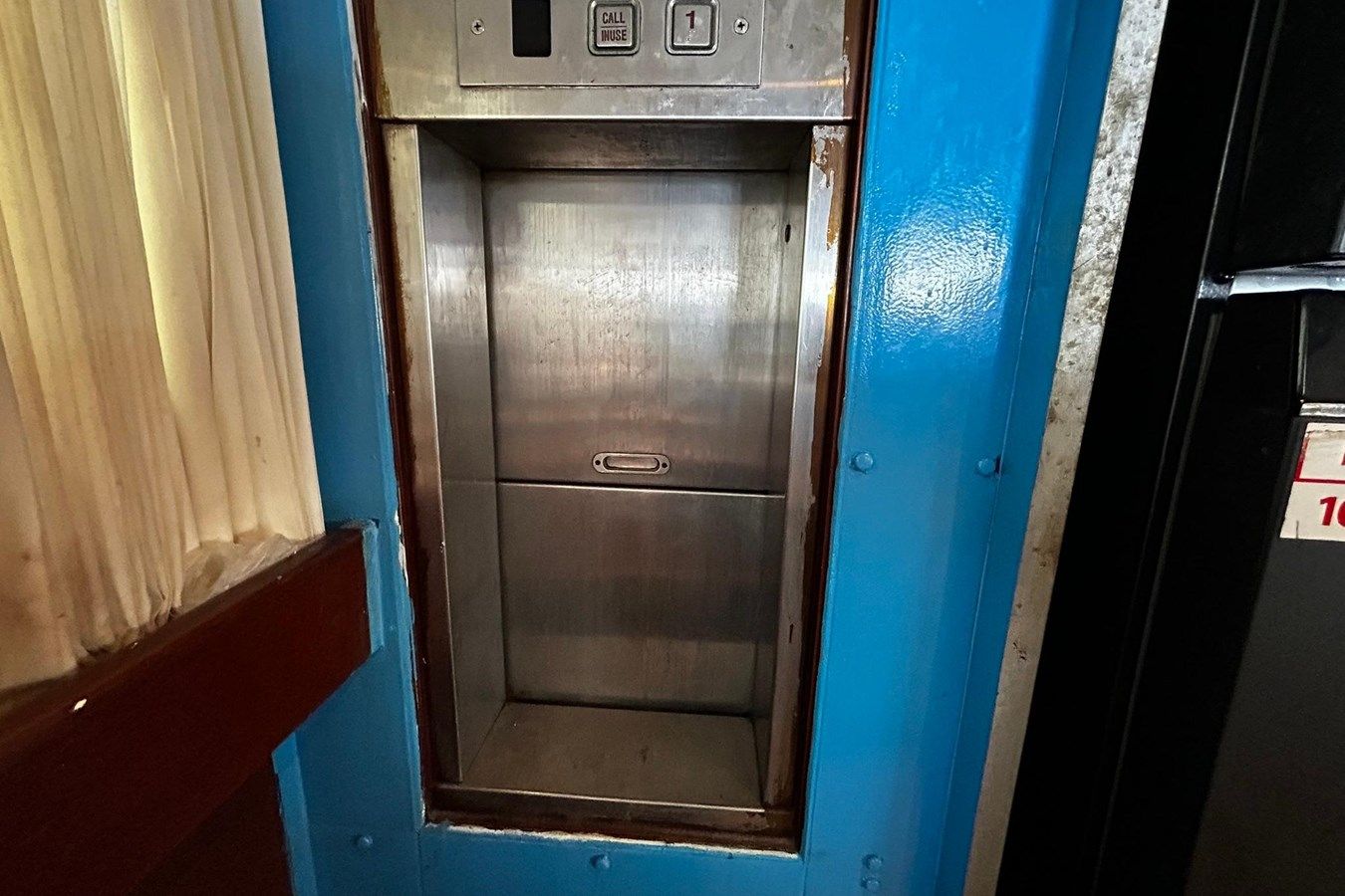 the best price on La Mer 2003