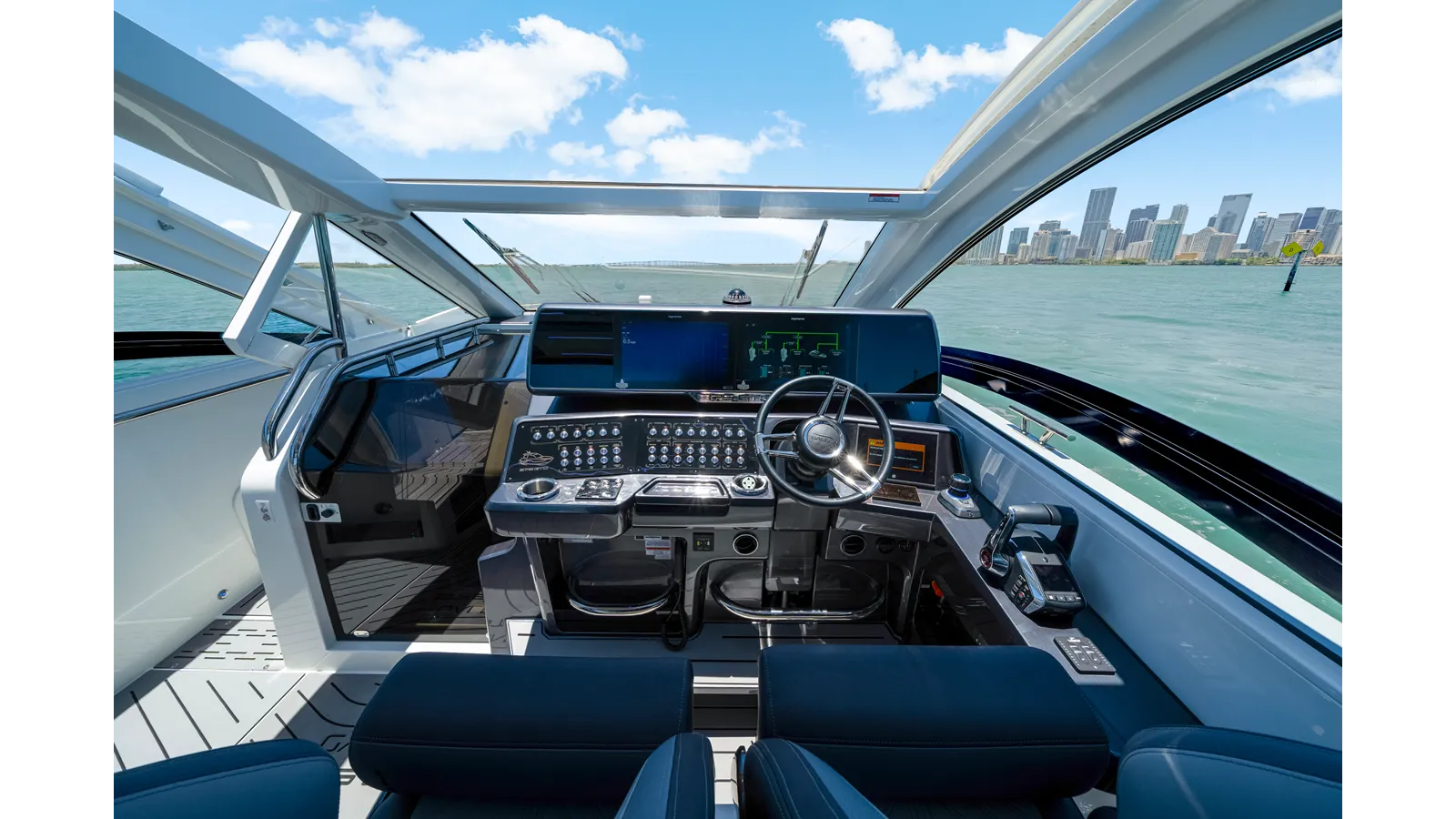 Купить яхту Only 60 hrs! в Shestakov Yacht Sales