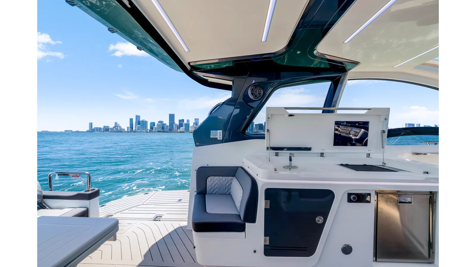 Купить яхту Only 60 hrs! в Shestakov Yacht Sales