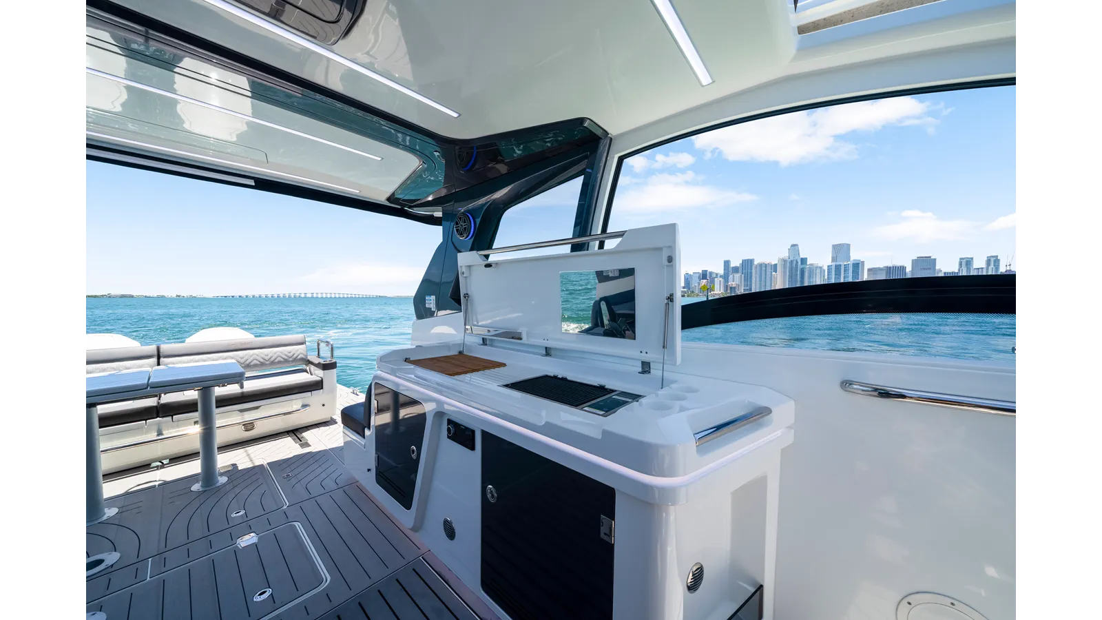 Купить яхту Only 60 hrs! 37 в Shestakov Yacht Sales