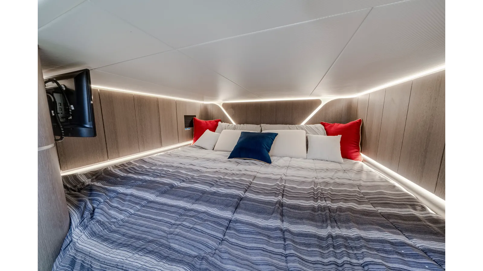 Купить яхту Only 60 hrs! в Shestakov Yacht Sales