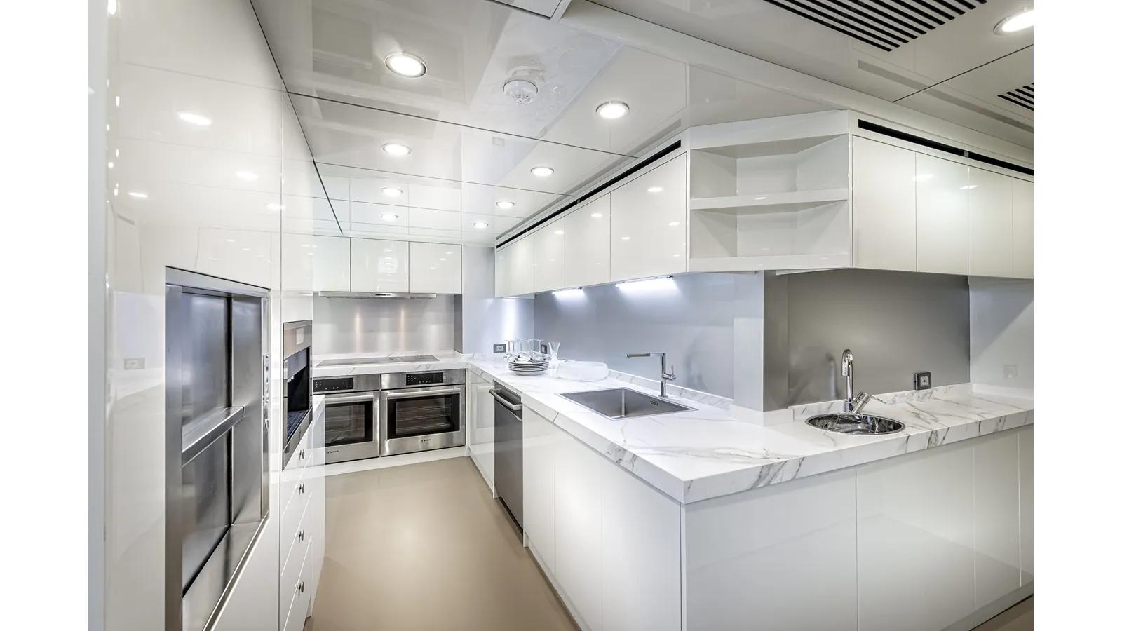 Купить яхту NUMARINE 32XP 2027 в Shestakov Yacht Sales