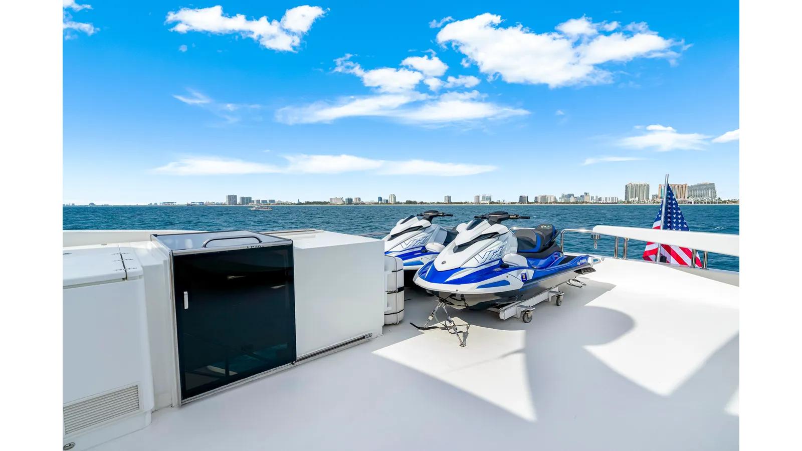 Buy a MESMERIZE 125 at Shestakov Yacht Sales
