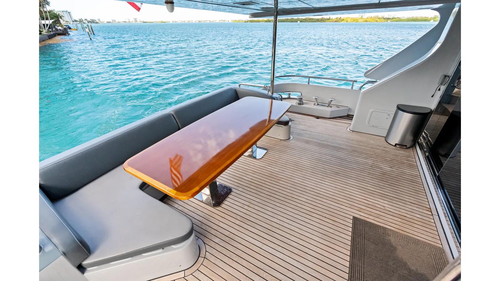 Buy a yacht Knot Woke Flybridge