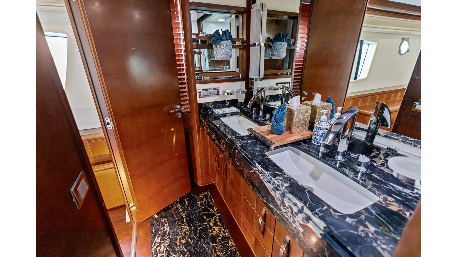 the best price on Knot Woke 2009