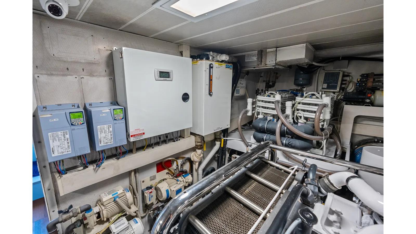 Knot Woke Flybridge yacht sale