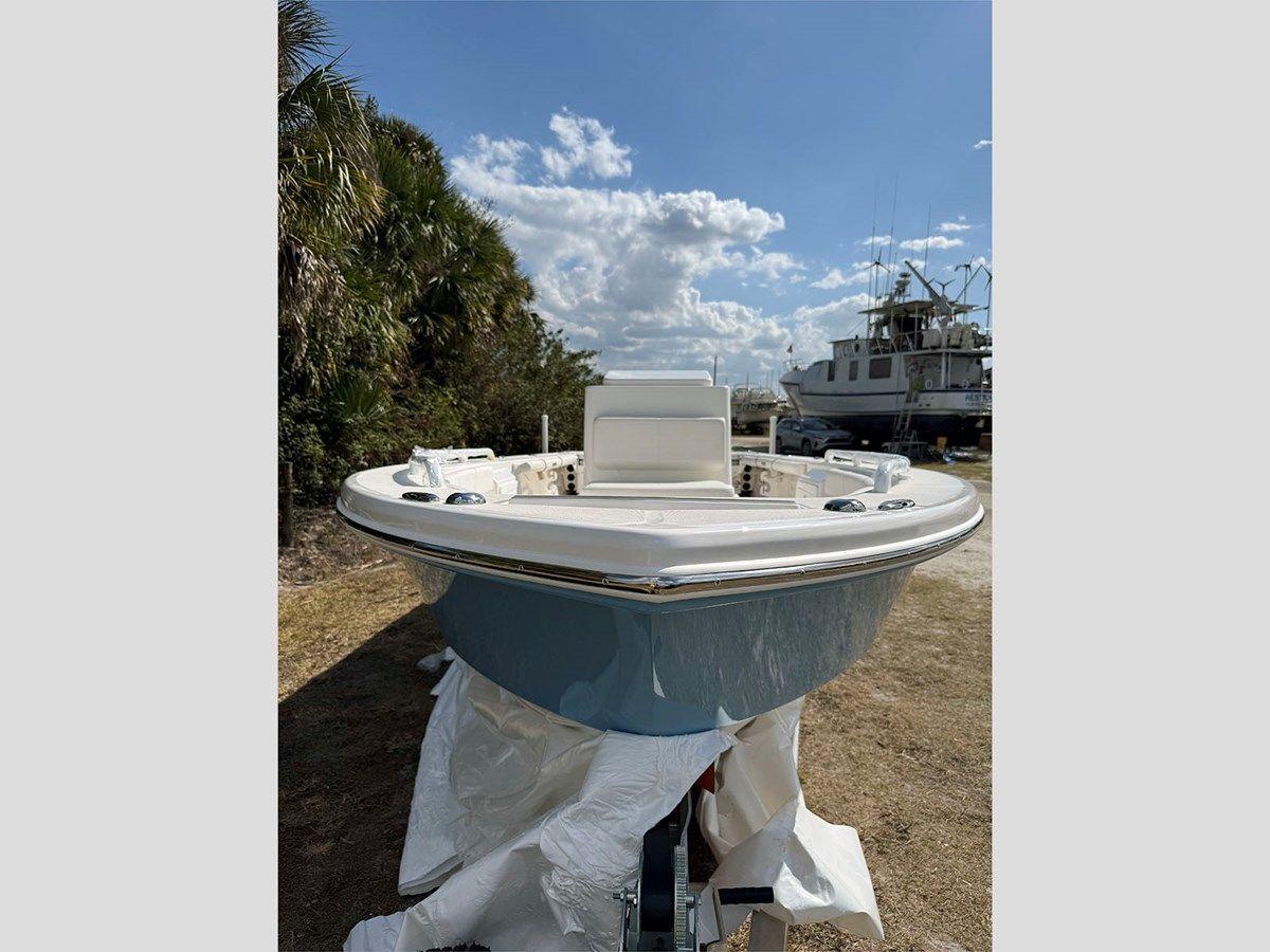 24' Everglades 2017 243 CC - Everglades