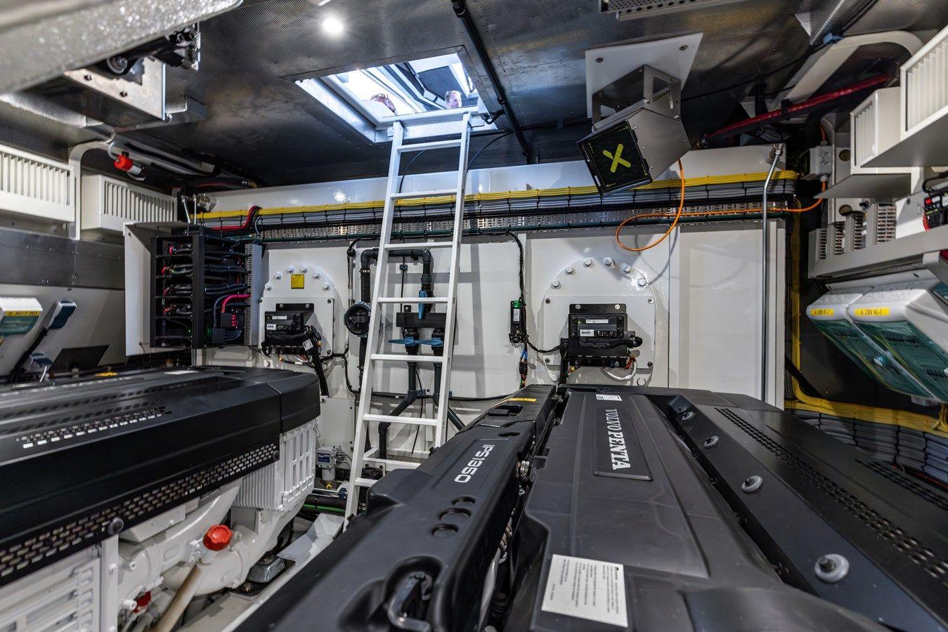 the best price on COOLR - STEELER YACHTS