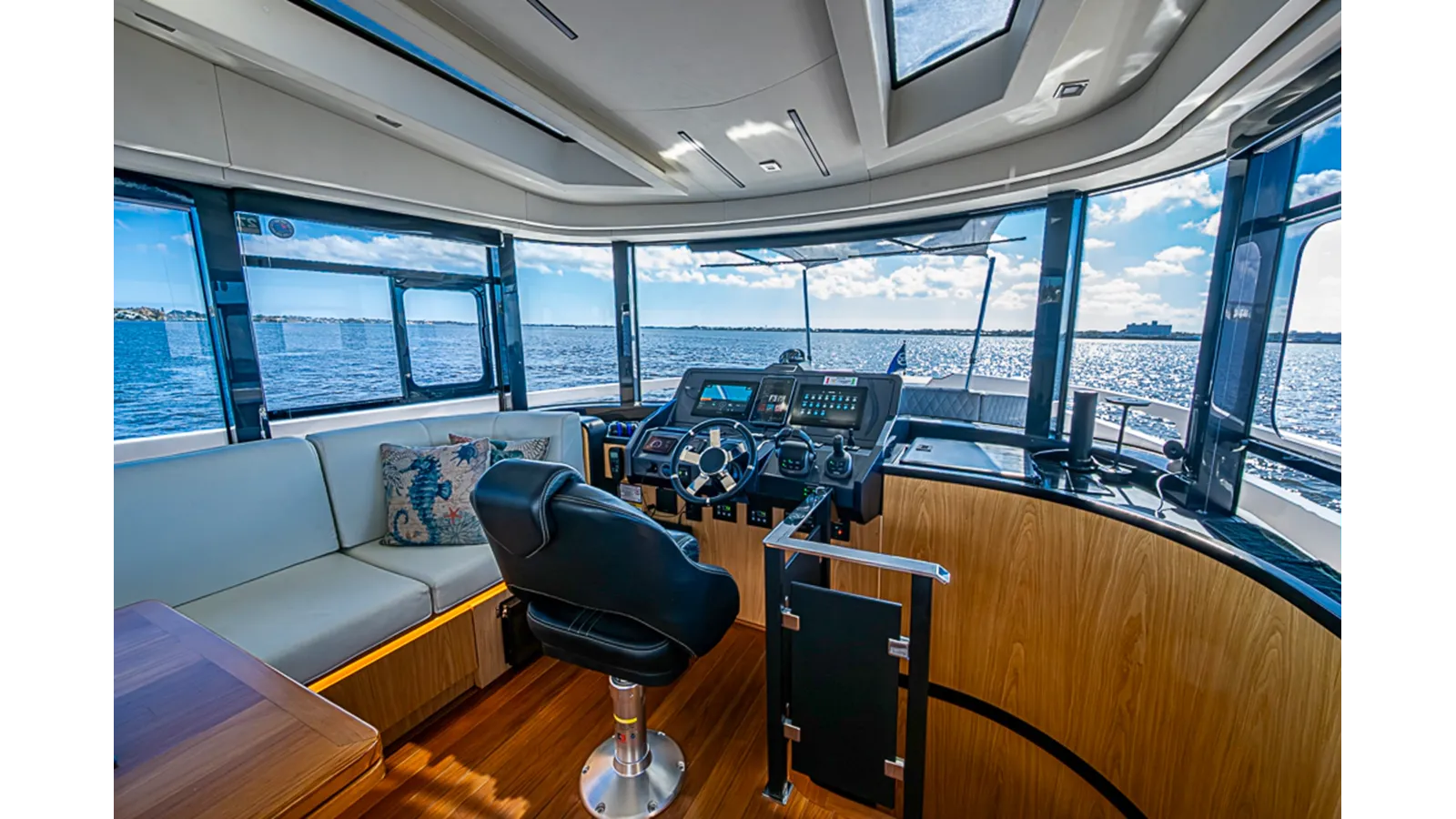 Продажа яхты MONARCH 52 Fly