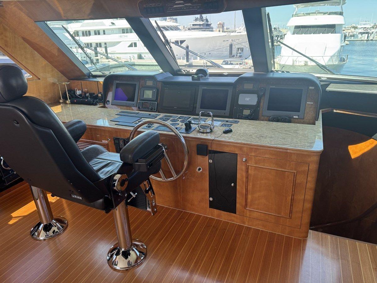 Buy a yacht RAYS 2007