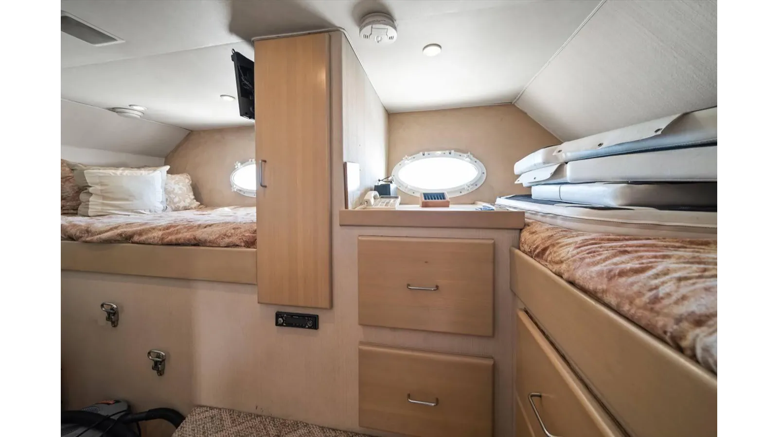 Buy a yacht Think B.I.G 106 Raised Pilothouse