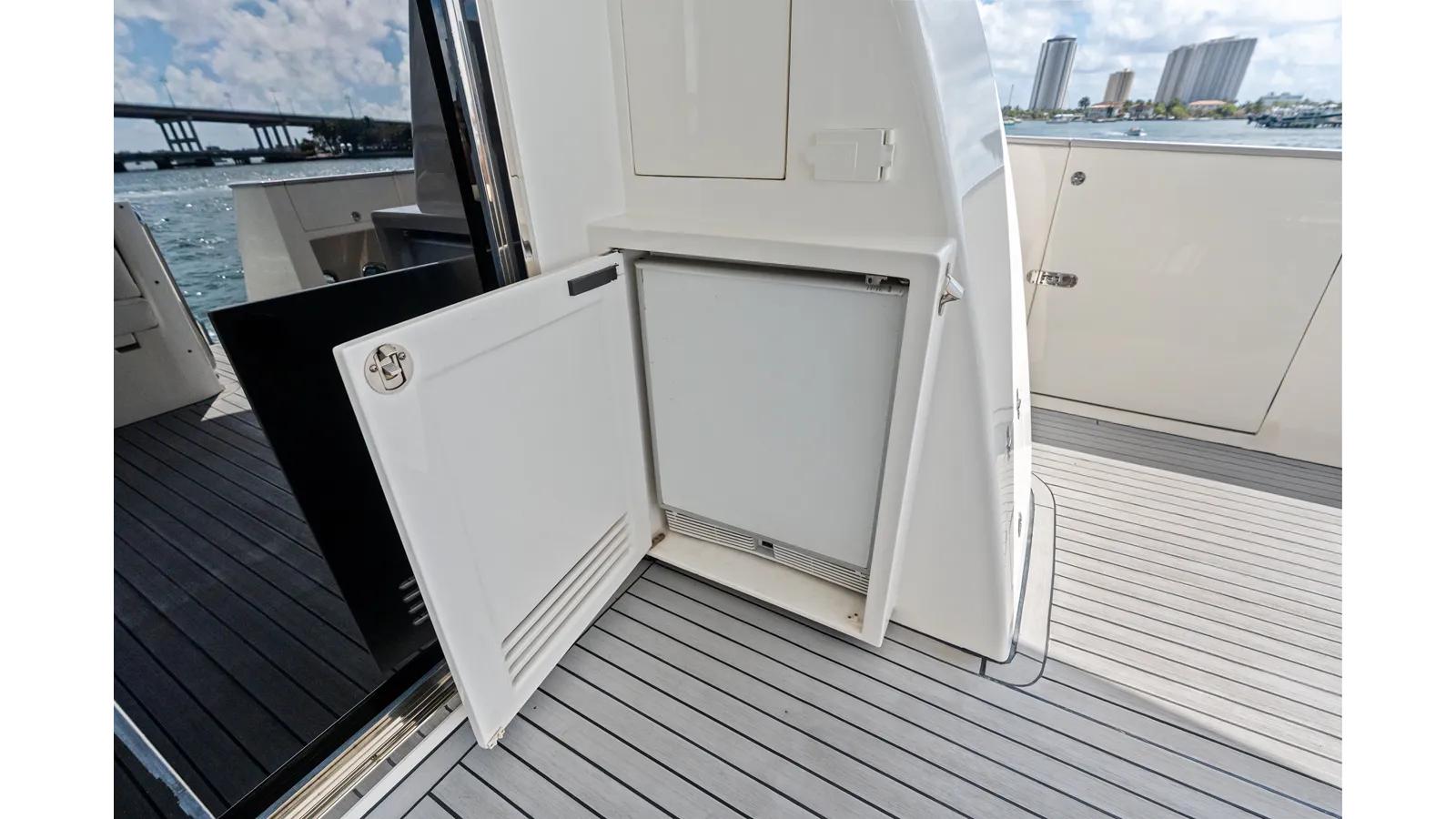 Купить яхту Aleniel 87' Motor Yacht в Shestakov Yacht Sales