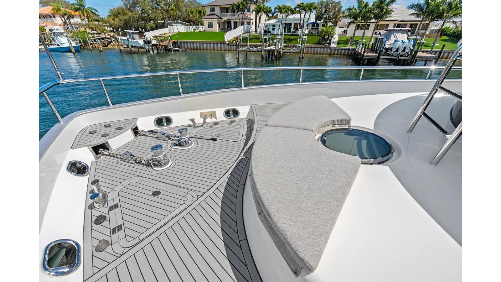 Купить яхту Aleniel 87' Motor Yacht в Shestakov Yacht Sales