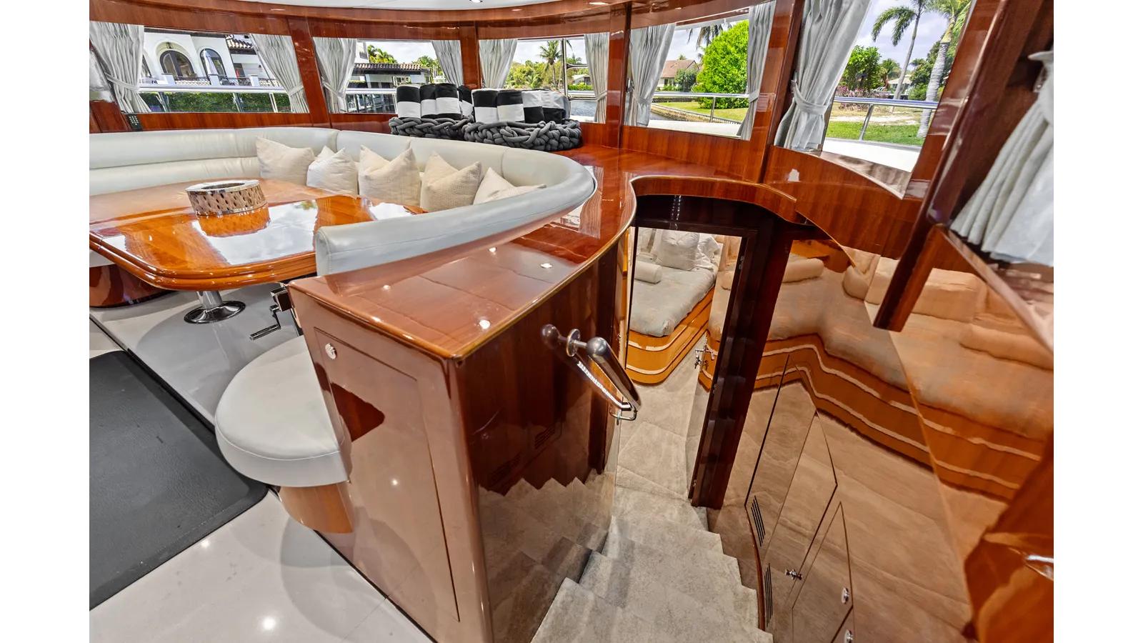 Купить яхту Aleniel 87' Motor Yacht в Shestakov Yacht Sales