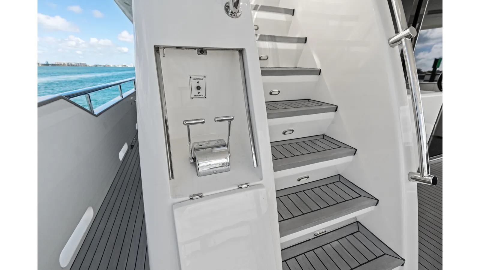 Buy a yacht Aleniel 87' Motor Yacht