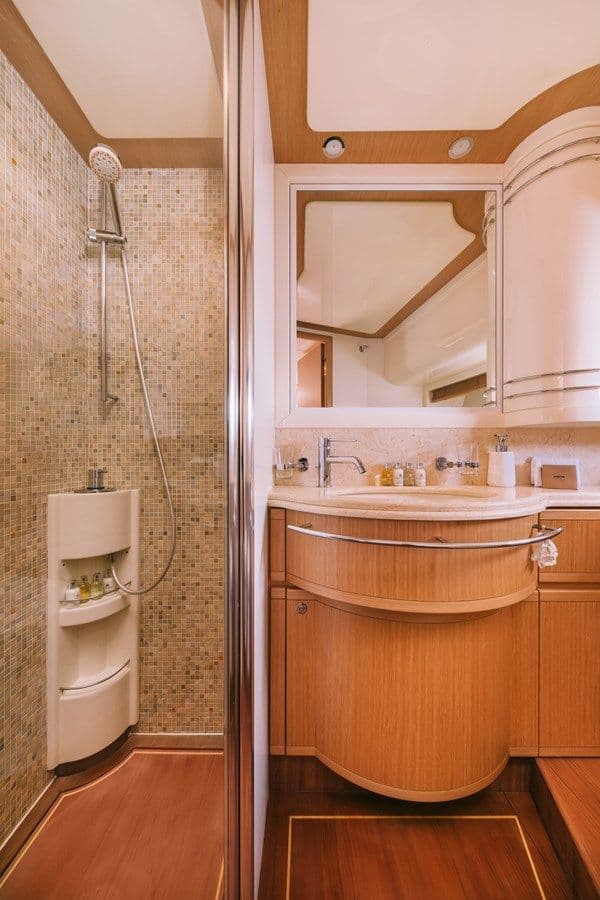 Buy a yacht MAYBE NOT 2009