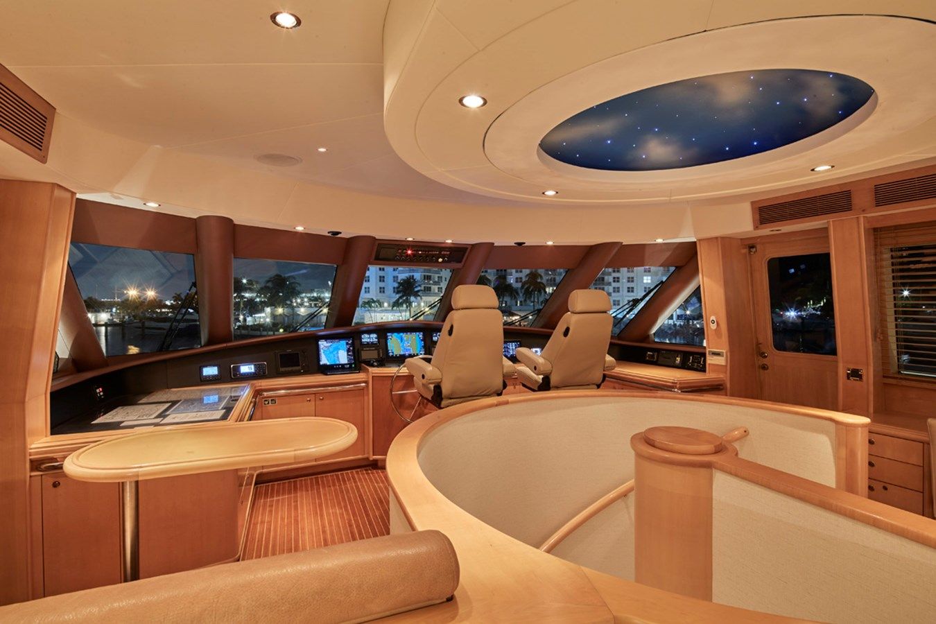 Лучшая цена на FAVOR - Crescent Custom Yachts