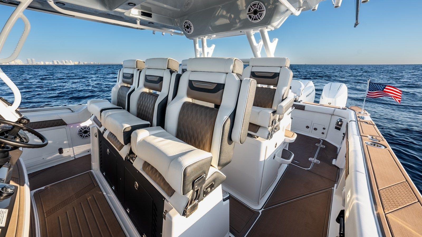 Buy a LIQUID LOUNGE 400 CC at Shestakov Yacht Sales