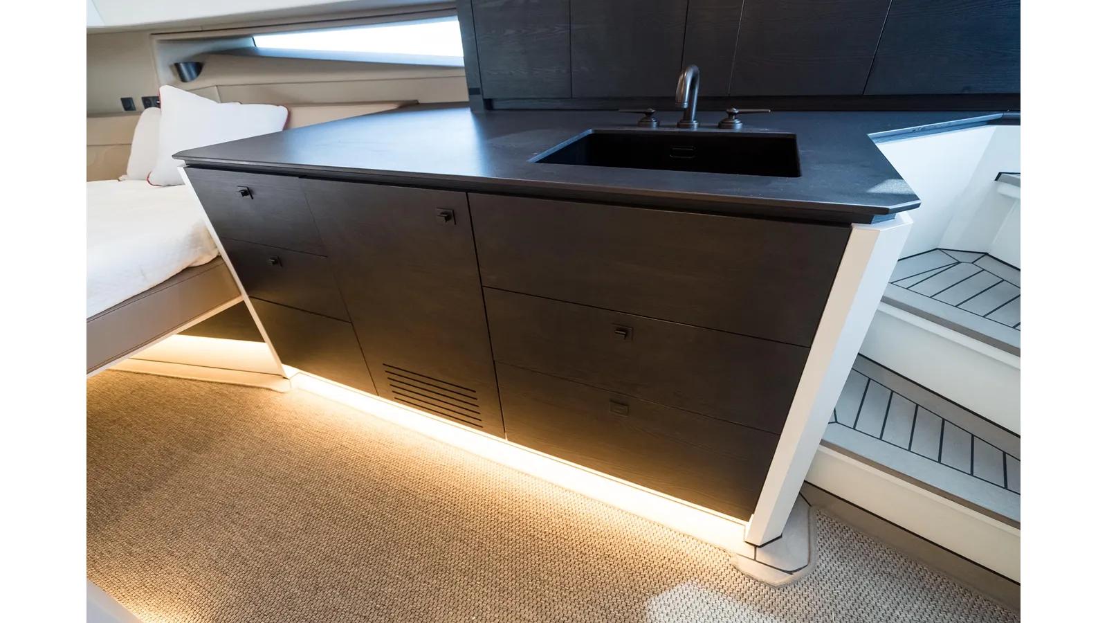 Buy a yacht Robin's Nest