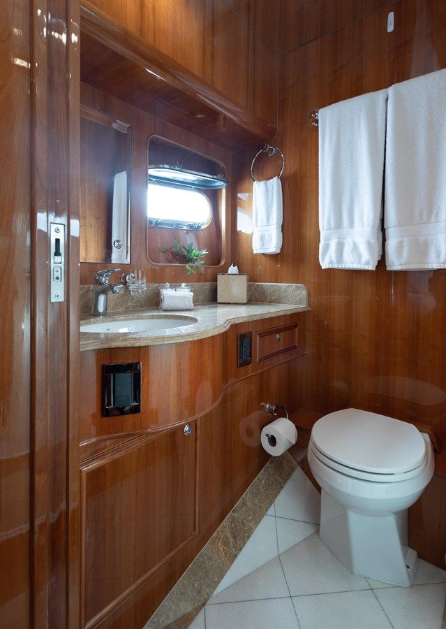 Купить яхту RAYS - HORIZON MOTOR YACHTS в Shestakov Yacht Sales