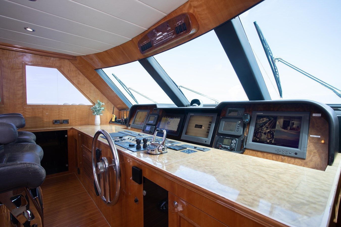 Купить яхту RAYS - HORIZON MOTOR YACHTS в Shestakov Yacht Sales