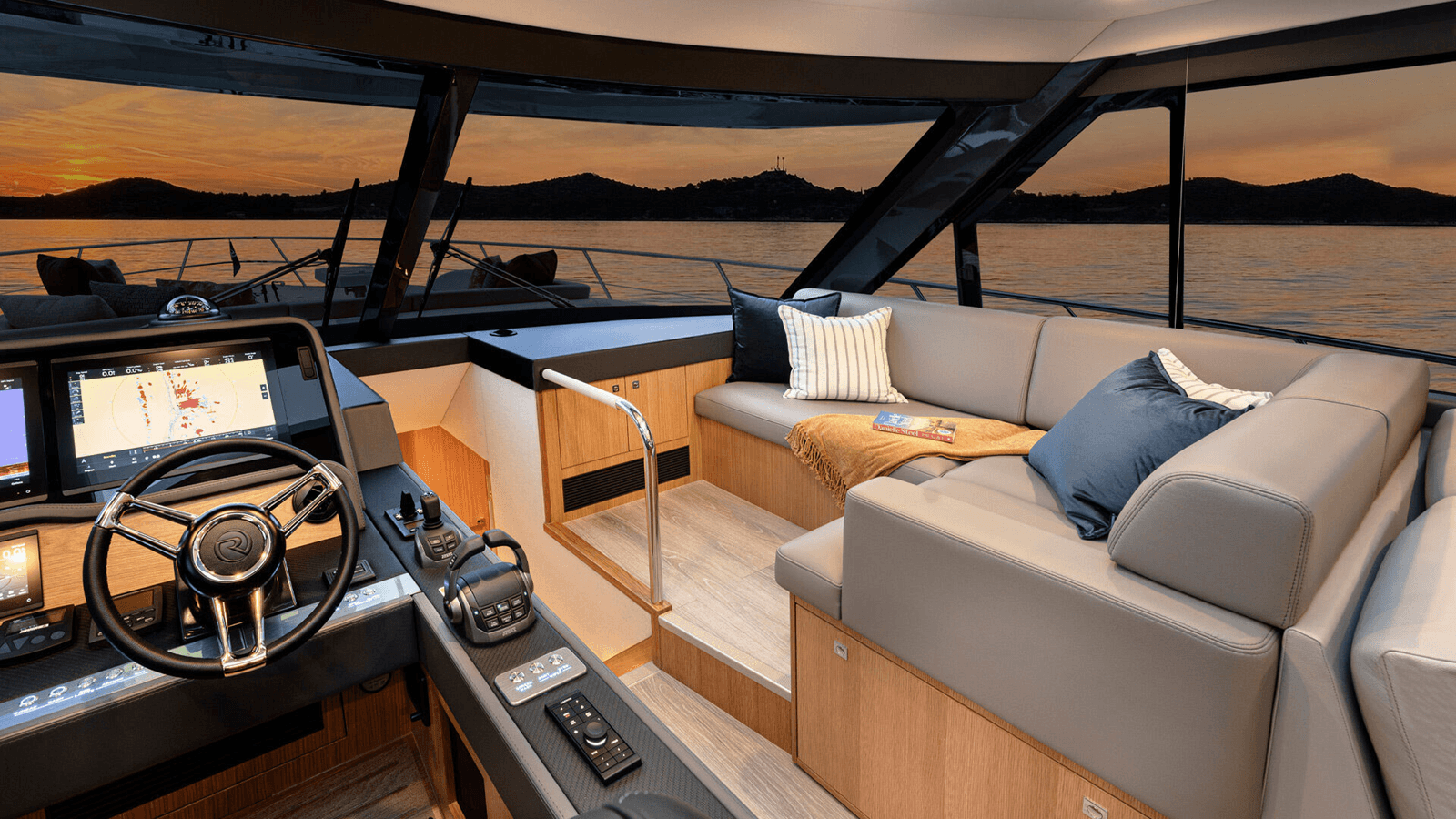 Buy a yacht 585 SUV - Riviera