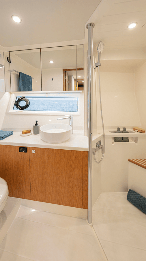 best yacht sales deals 585 SUV - Riviera