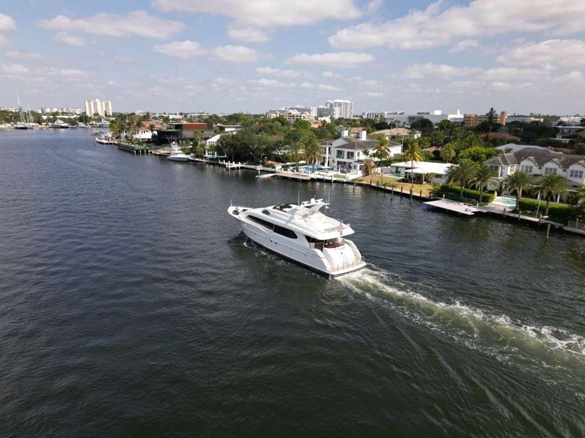 Buy a yacht Tranquility IV - 94 ft Lazzara Motoryacht 2001 2001