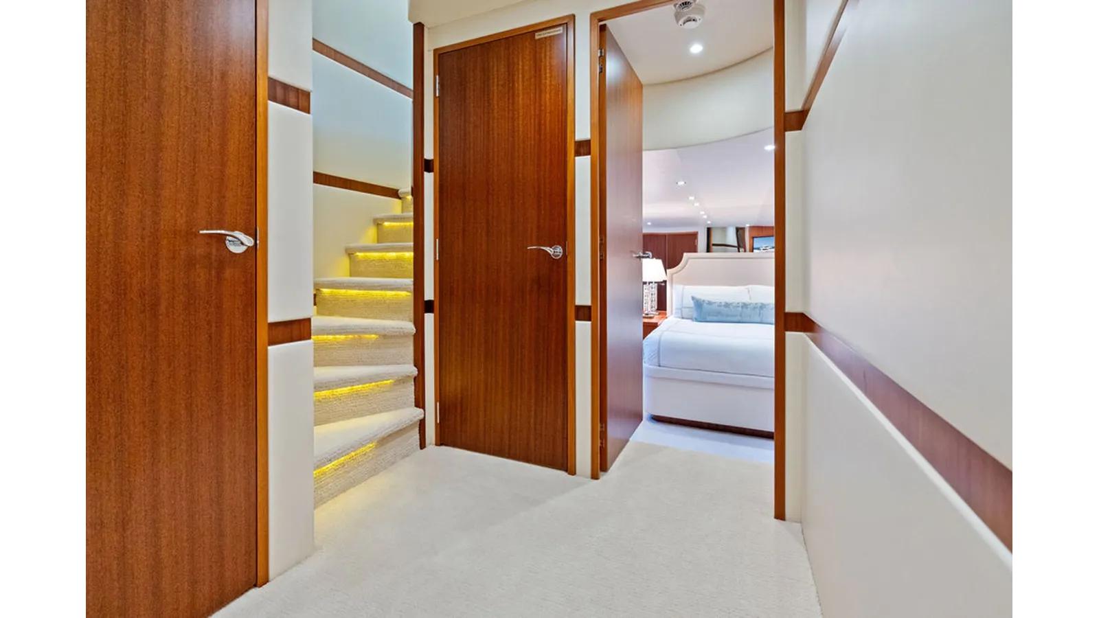 Купить яхту GRIFFIN - Hatteras в Shestakov Yacht Sales