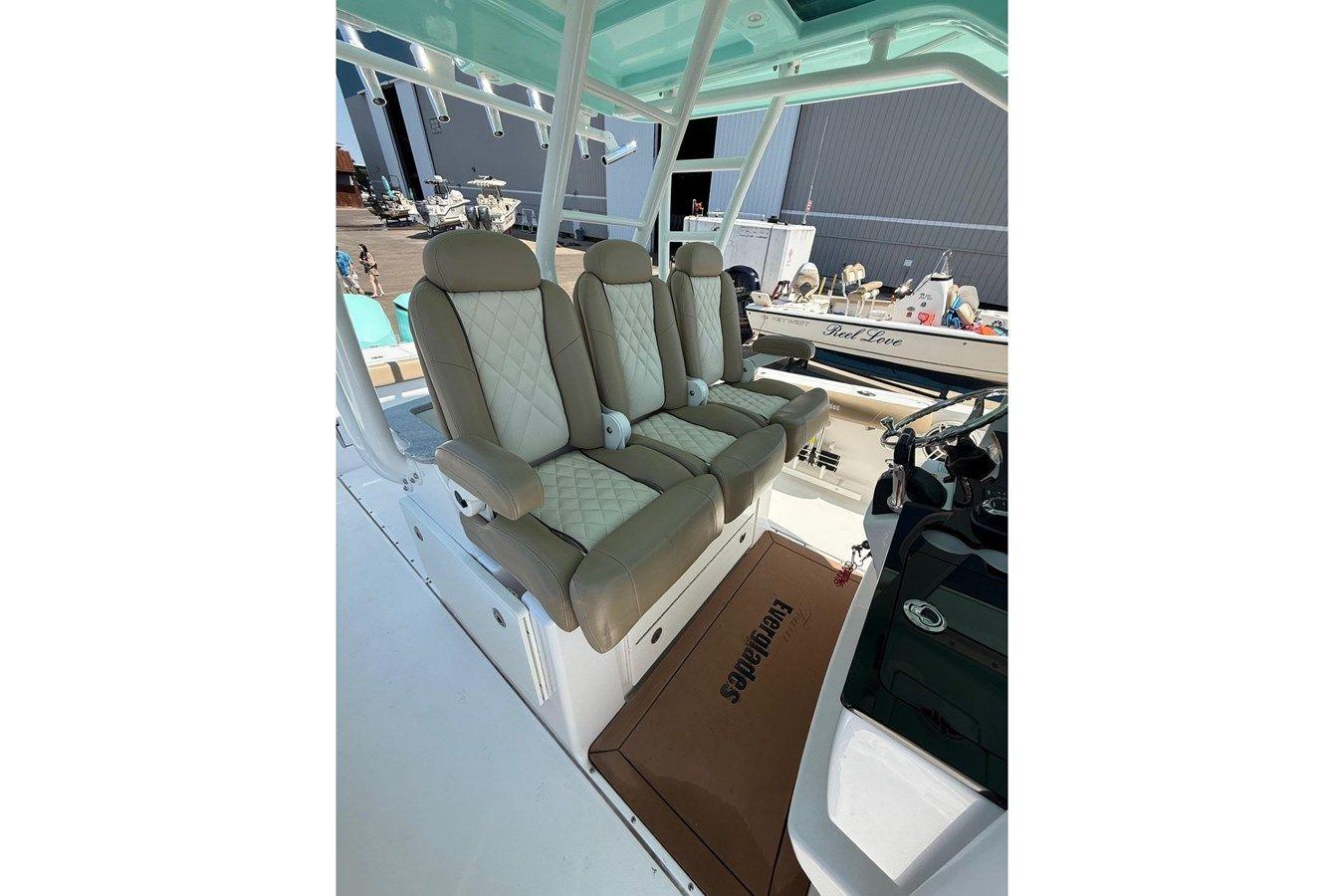 Buy a yacht BABY SEAL 365 Center Console