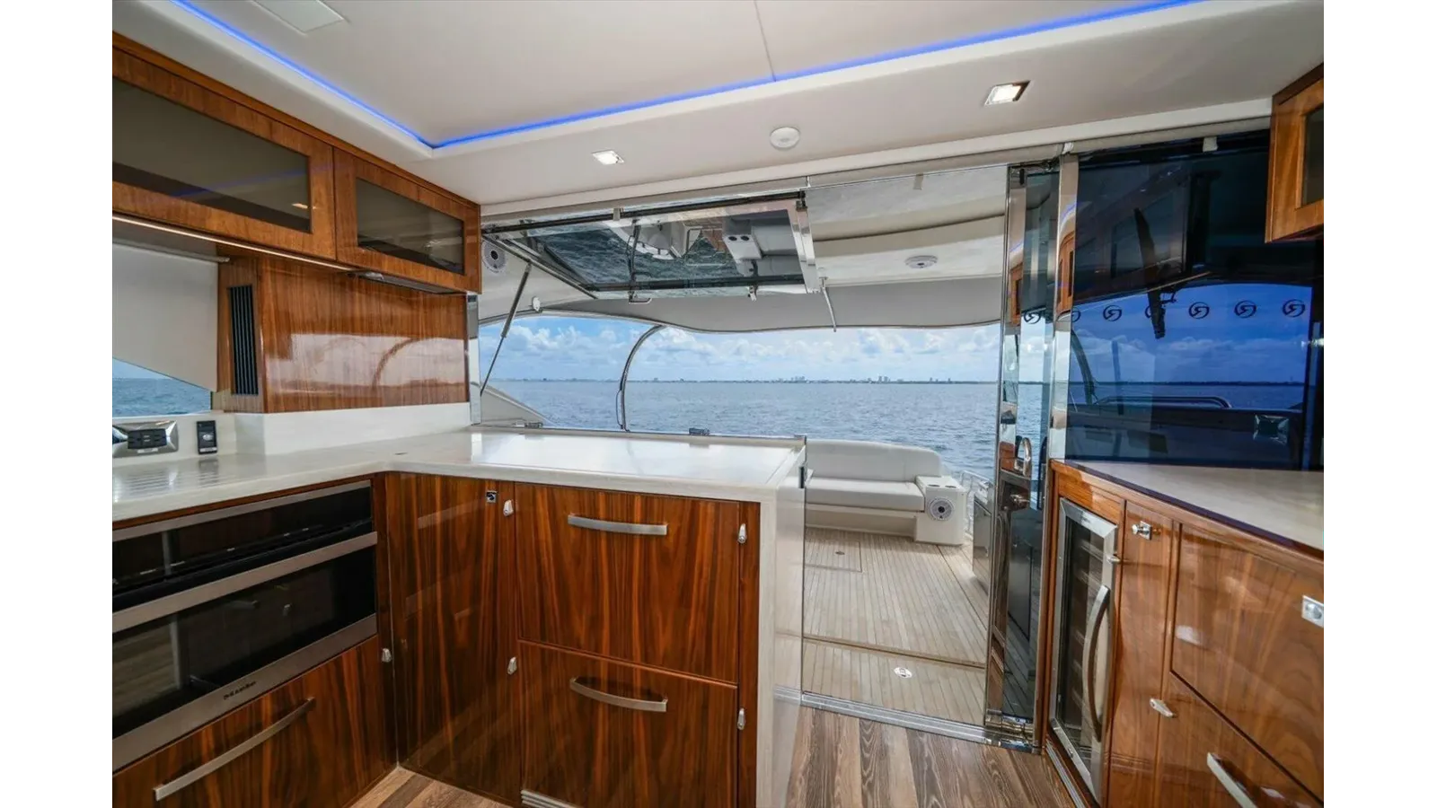 Лучшая цена на MISS SIP 2023