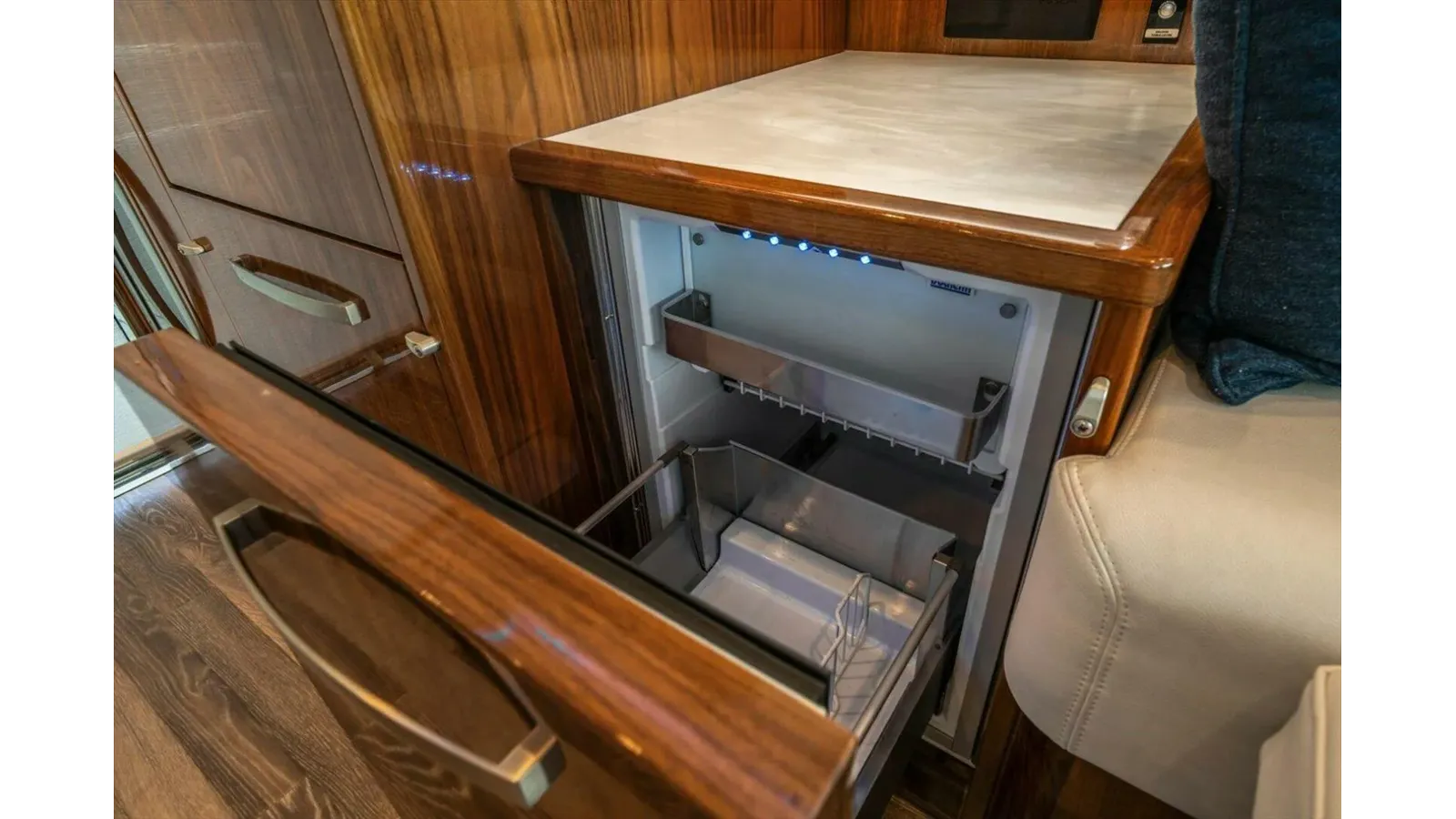 Лучшая цена на MISS SIP 5400 Sport Yacht