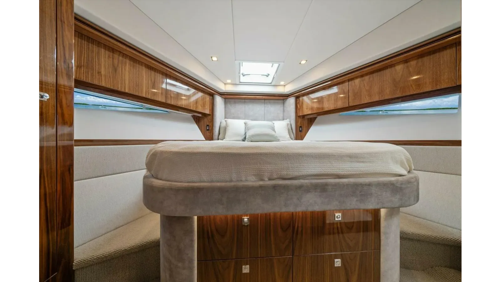 Купить MISS SIP 5400 Sport Yacht